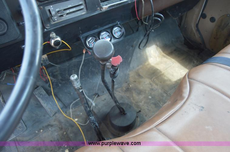 image for item H2824 1987 International 1654 seal coat truck