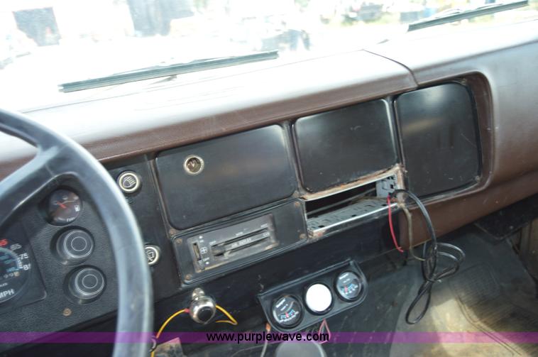 image for item H2824 1987 International 1654 seal coat truck