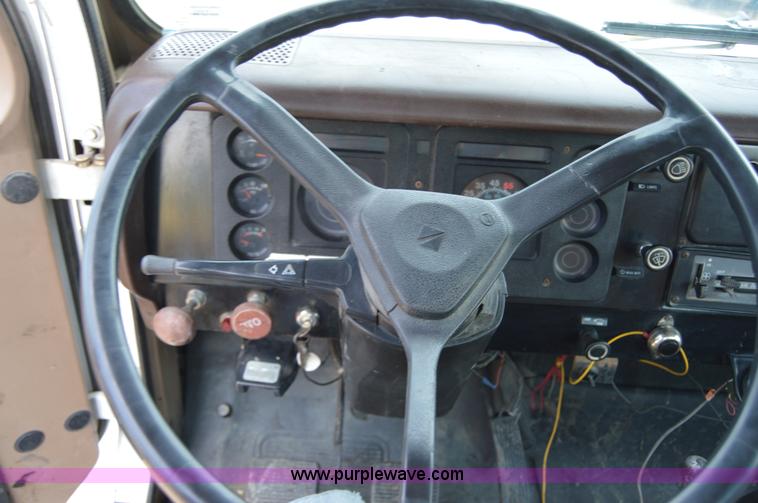 image for item H2824 1987 International 1654 seal coat truck