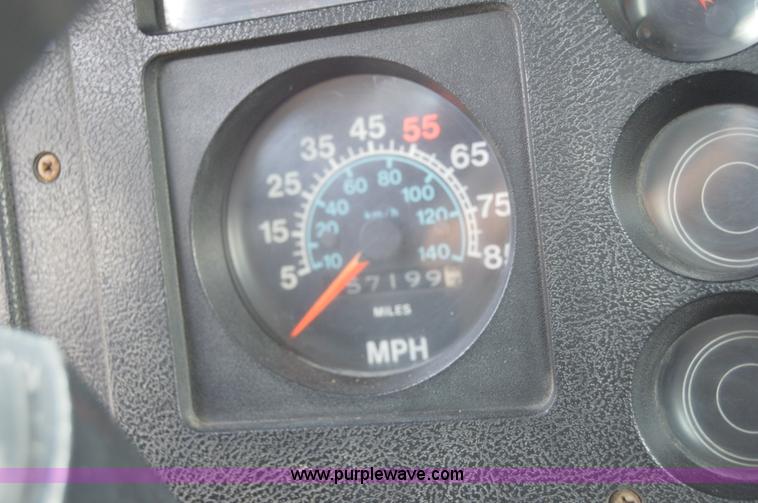 image for item H2824 1987 International 1654 seal coat truck