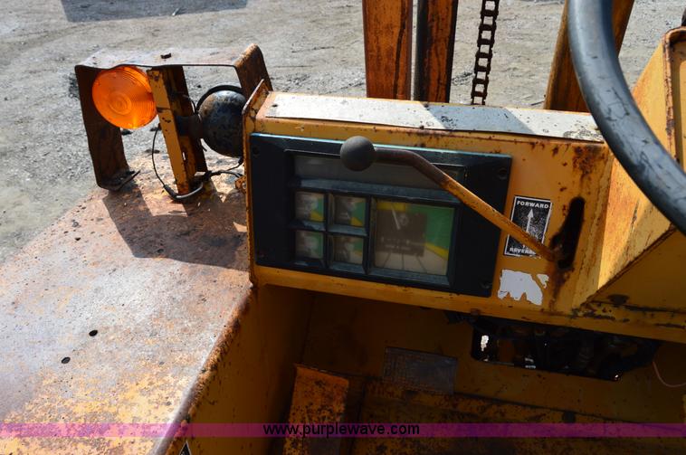 image for item H2831 Case 586D forklift