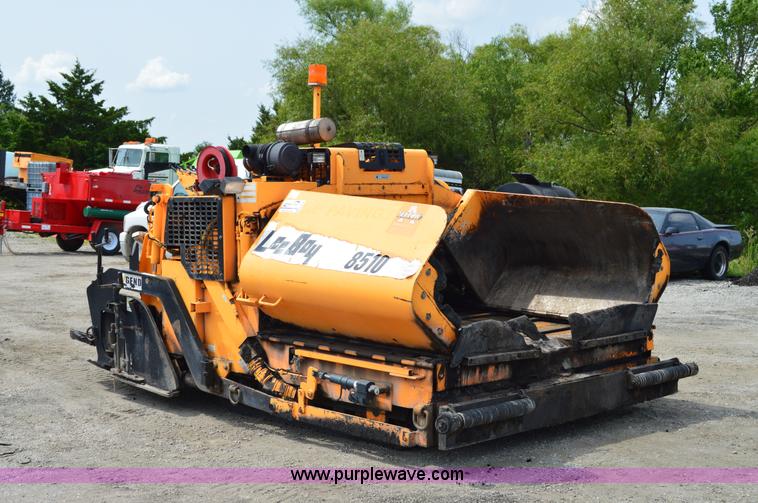 image for item H2833 2007 LeeBoy L8510T paver