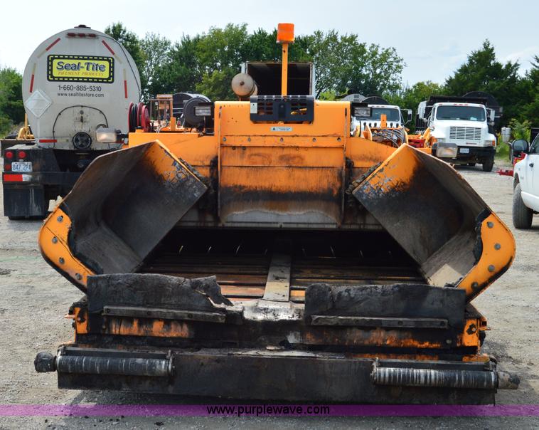 image for item H2833 2007 LeeBoy L8510T paver