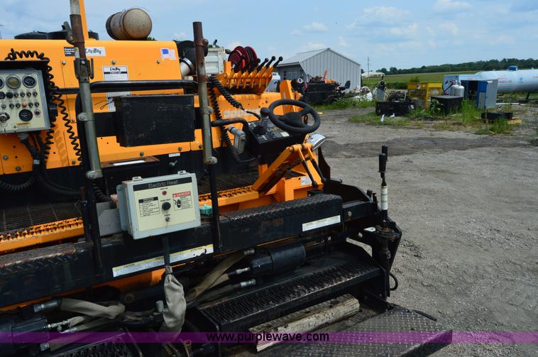 image for item H2833 2007 LeeBoy L8510T paver