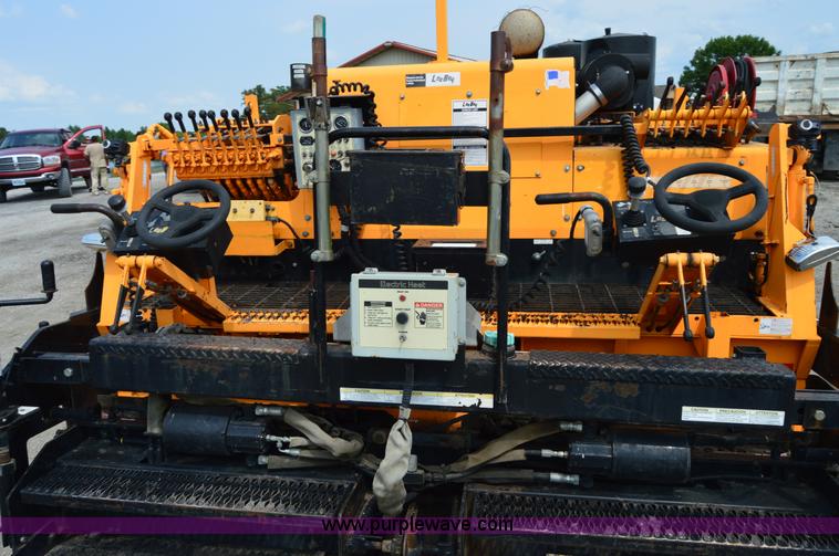 image for item H2833 2007 LeeBoy L8510T paver