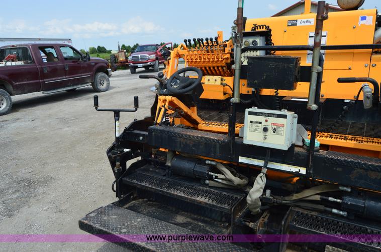 image for item H2833 2007 LeeBoy L8510T paver