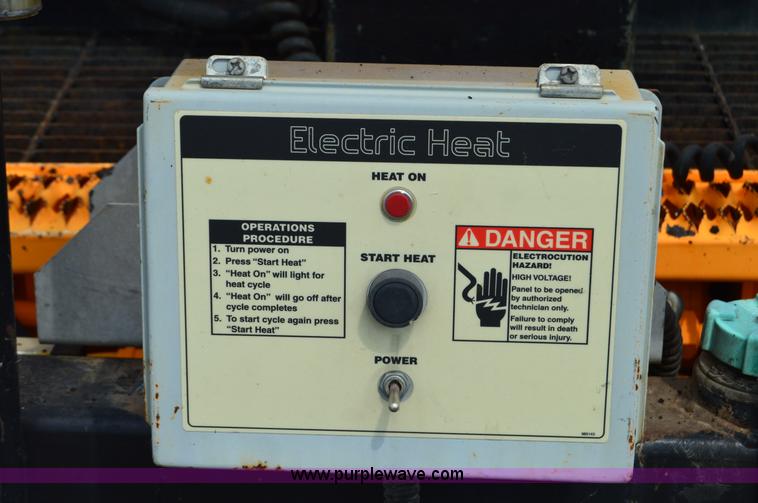 image for item H2833 2007 LeeBoy L8510T paver