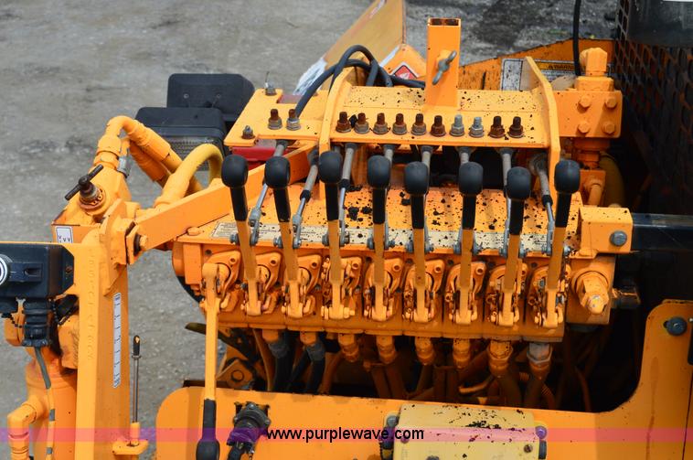 image for item H2833 2007 LeeBoy L8510T paver