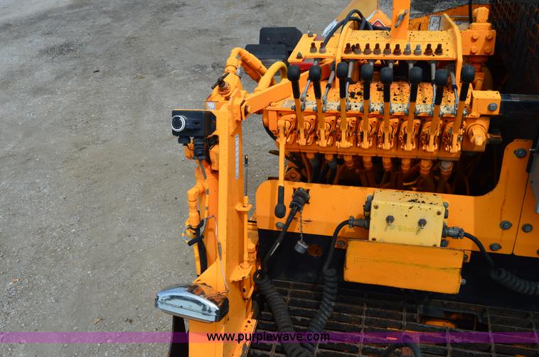 image for item H2833 2007 LeeBoy L8510T paver