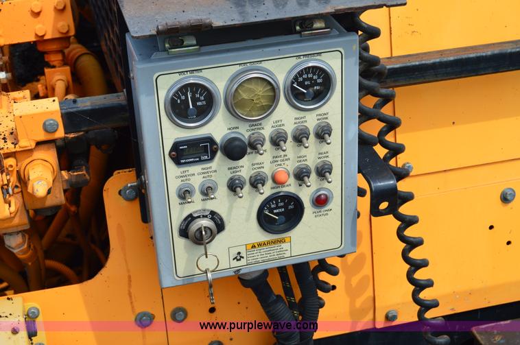 image for item H2833 2007 LeeBoy L8510T paver