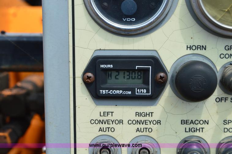 image for item H2833 2007 LeeBoy L8510T paver