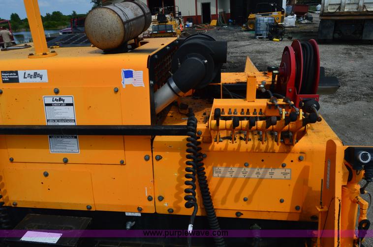 image for item H2833 2007 LeeBoy L8510T paver