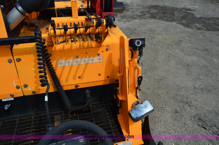 image for item H2833 2007 LeeBoy L8510T paver