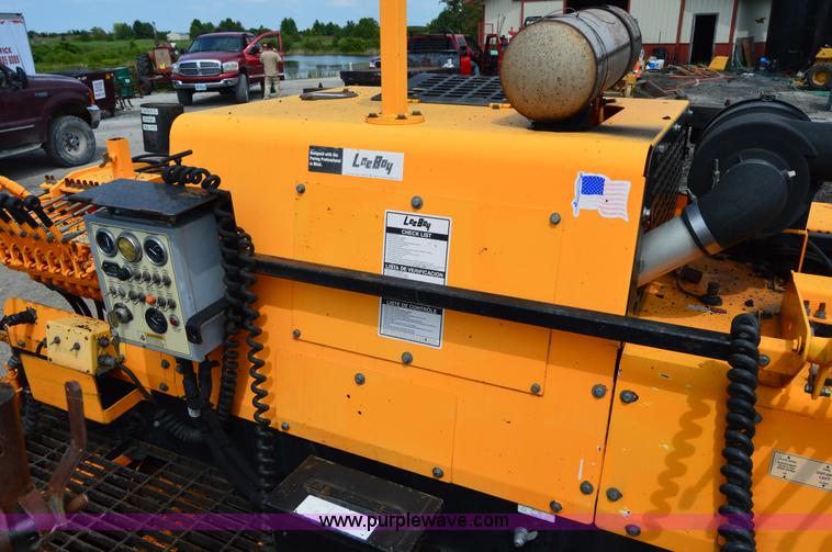 image for item H2833 2007 LeeBoy L8510T paver
