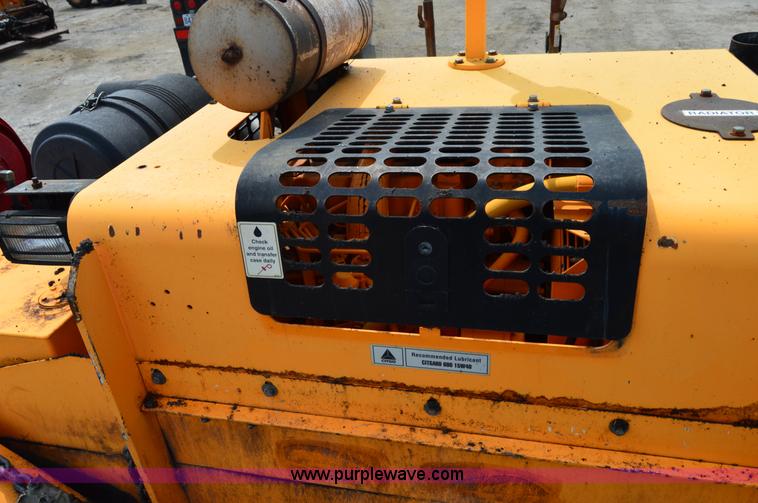 image for item H2833 2007 LeeBoy L8510T paver