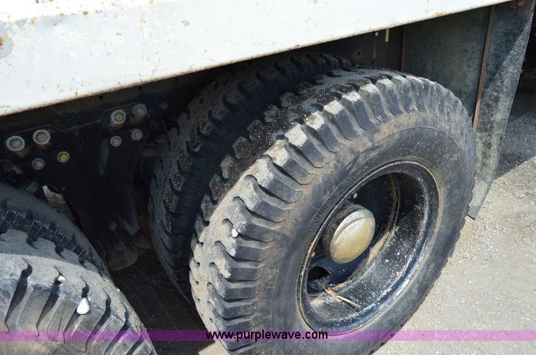 image for item H2834 1992 Kenworth T600 dump truck