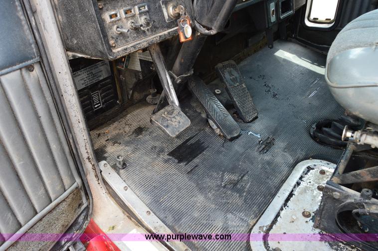 image for item H2834 1992 Kenworth T600 dump truck