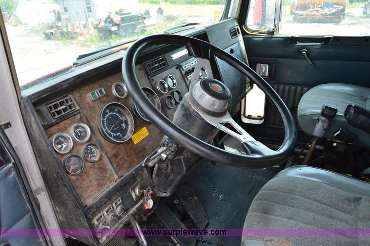 image for item H2834 1992 Kenworth T600 dump truck