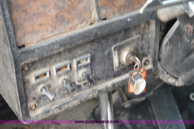 image for item H2834 1992 Kenworth T600 dump truck