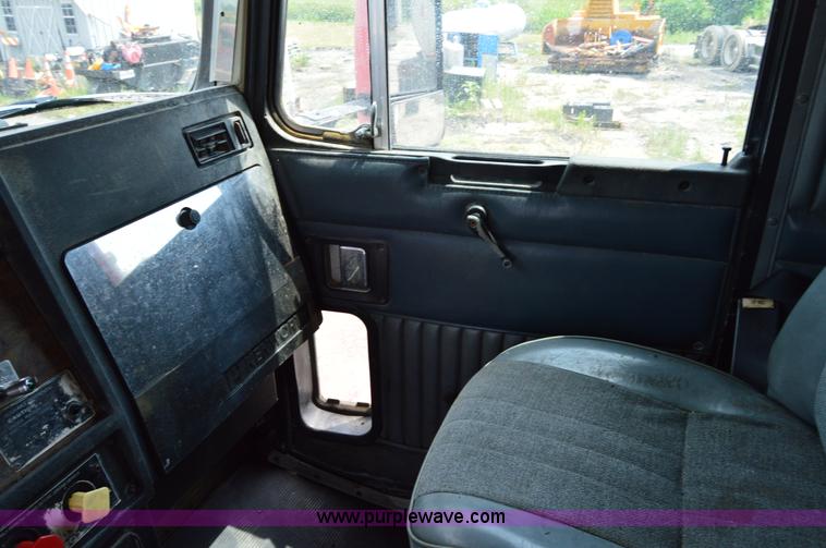 image for item H2834 1992 Kenworth T600 dump truck