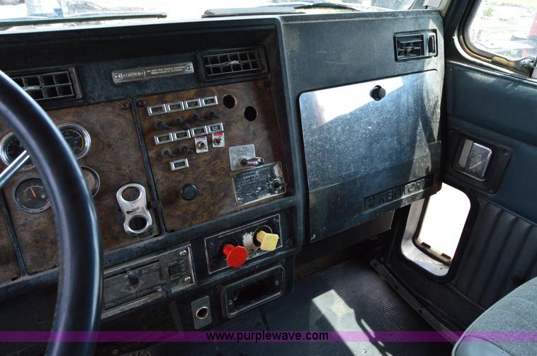 image for item H2834 1992 Kenworth T600 dump truck