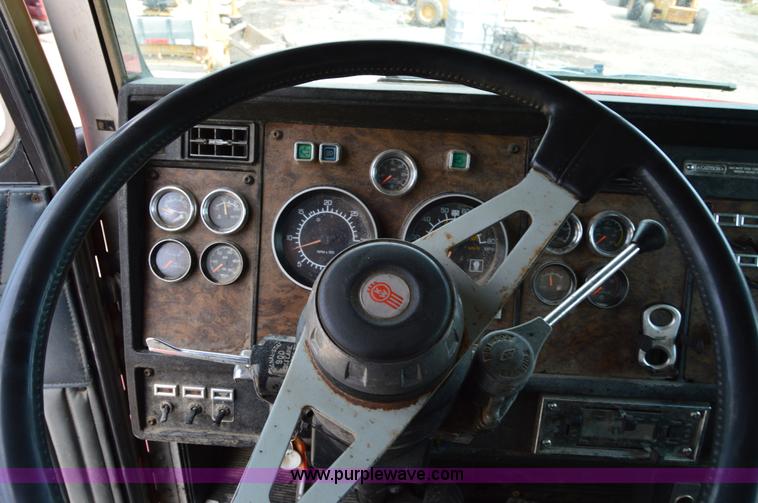 image for item H2834 1992 Kenworth T600 dump truck