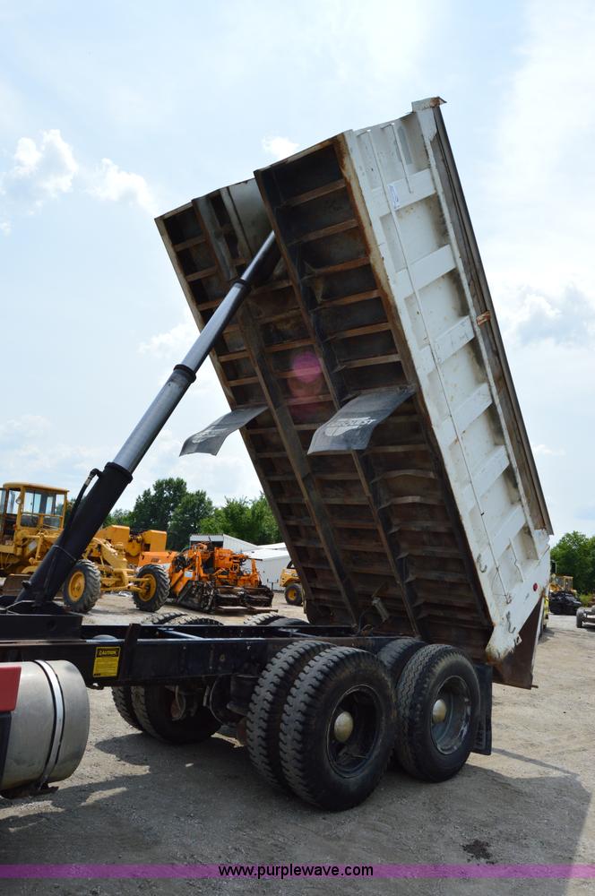 image for item H2834 1992 Kenworth T600 dump truck