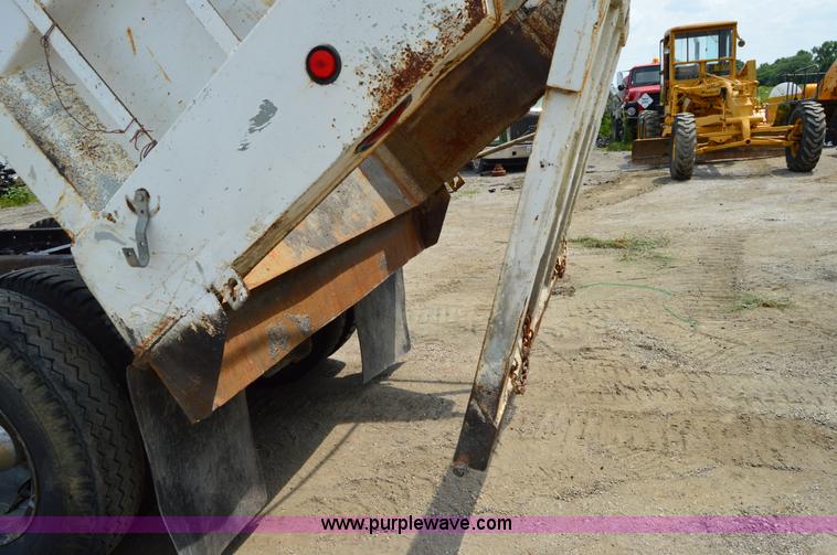 image for item H2834 1992 Kenworth T600 dump truck