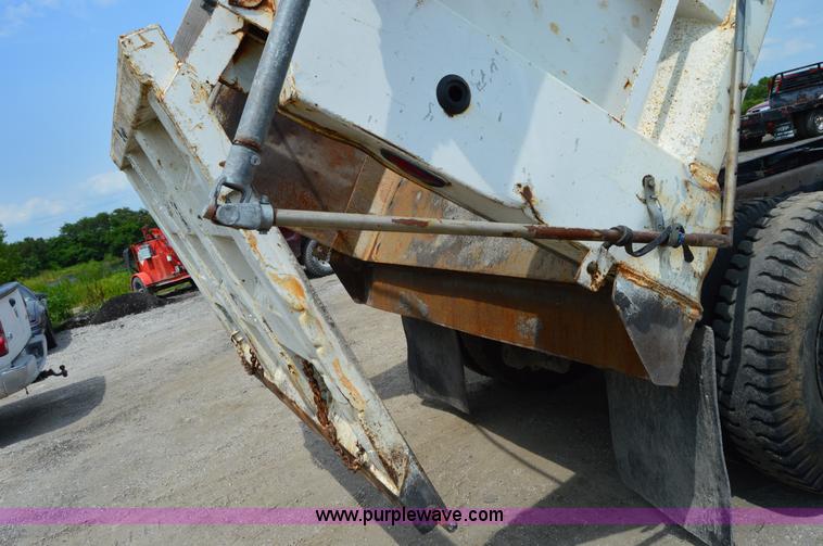 image for item H2834 1992 Kenworth T600 dump truck