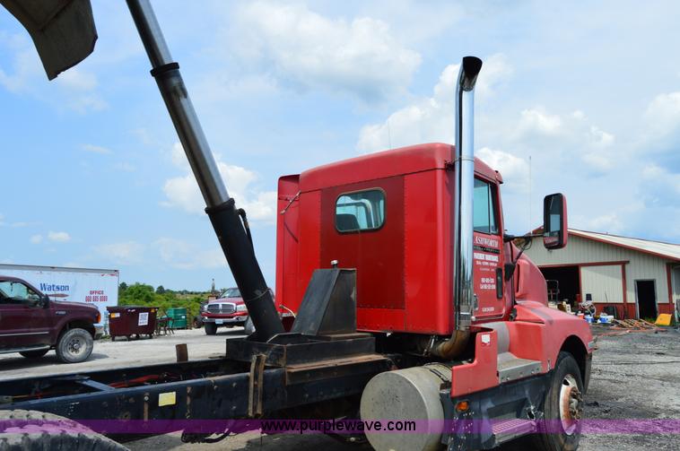 image for item H2834 1992 Kenworth T600 dump truck