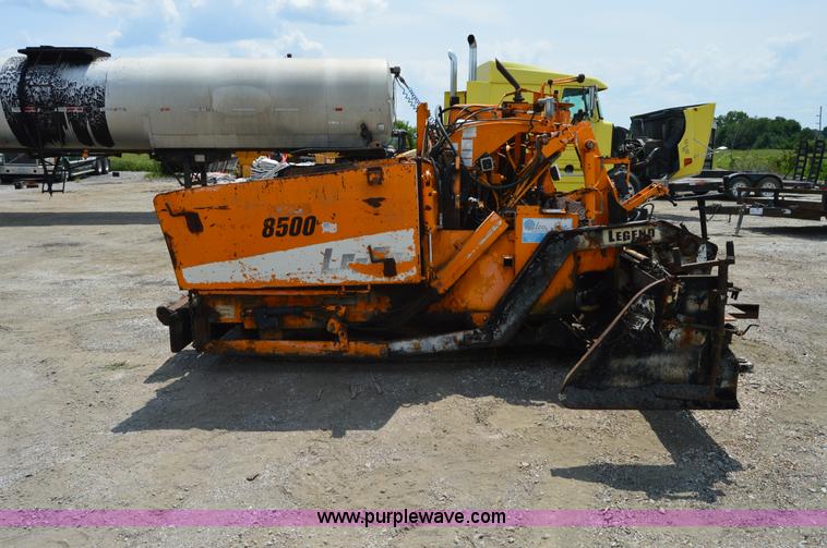 image for item H2835 2001 Lee Boy L8500T paving machine