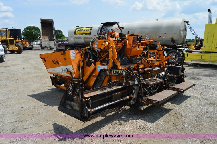 image for item H2835 2001 Lee Boy L8500T paving machine