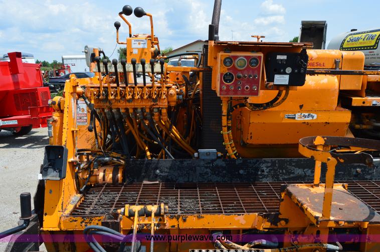 image for item H2835 2001 Lee Boy L8500T paving machine