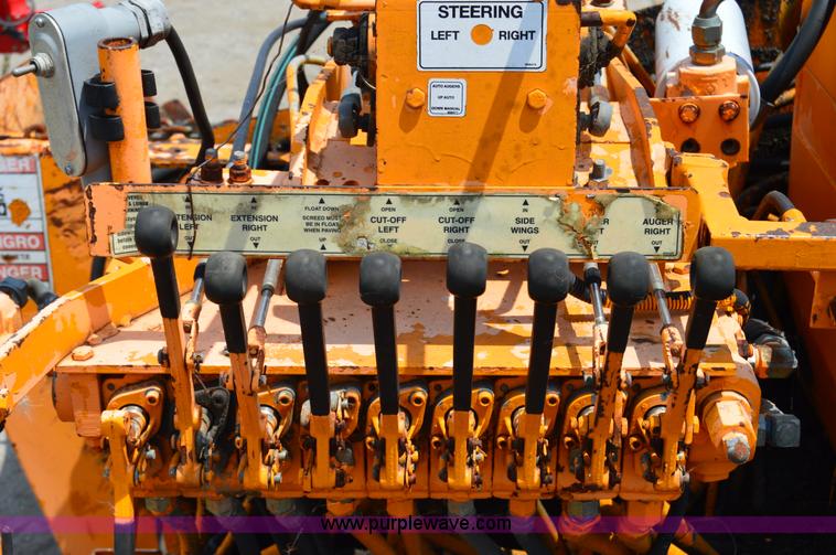 image for item H2835 2001 Lee Boy L8500T paving machine