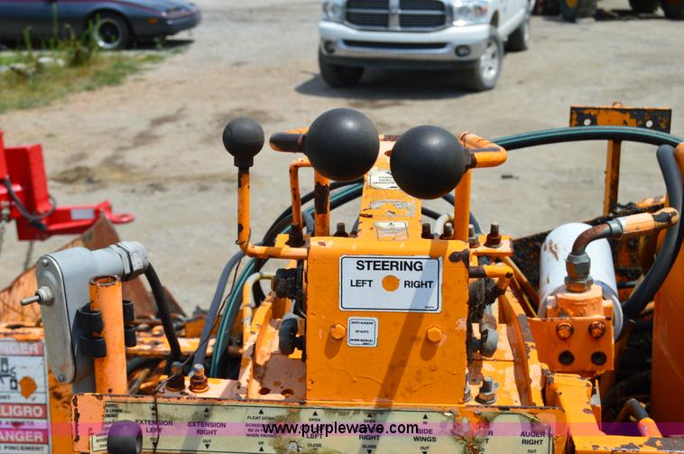 image for item H2835 2001 Lee Boy L8500T paving machine