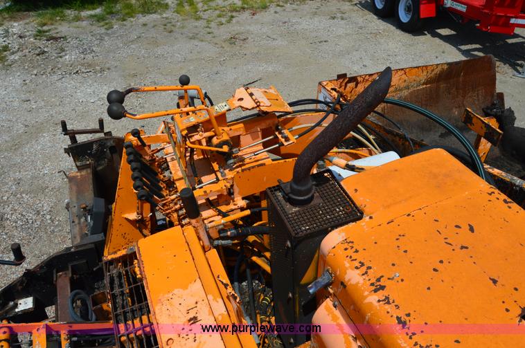 image for item H2835 2001 Lee Boy L8500T paving machine