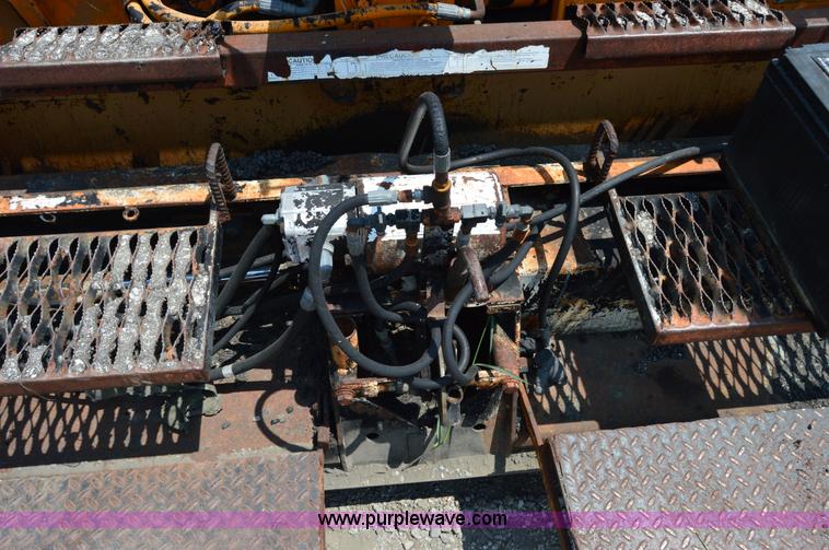 image for item H2835 2001 Lee Boy L8500T paving machine