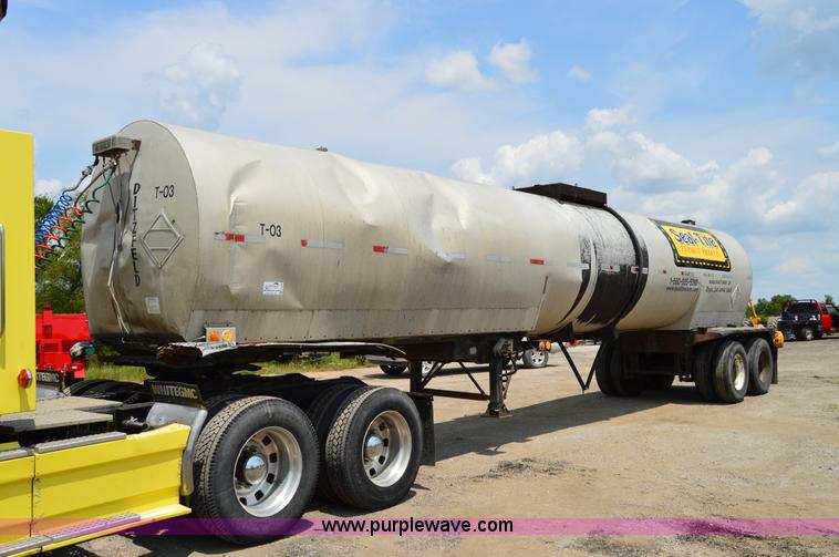 image for item H2836 1972 Fruehauf TEH-F2-R seal coat trailer