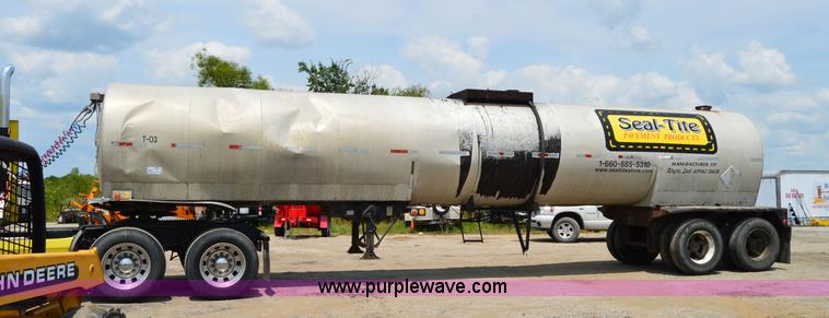 image for item H2836 1972 Fruehauf TEH-F2-R seal coat trailer