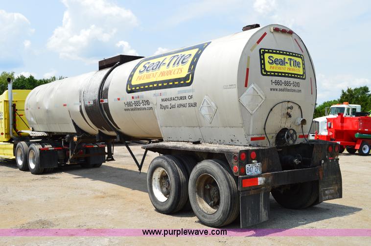 image for item H2836 1972 Fruehauf TEH-F2-R seal coat trailer