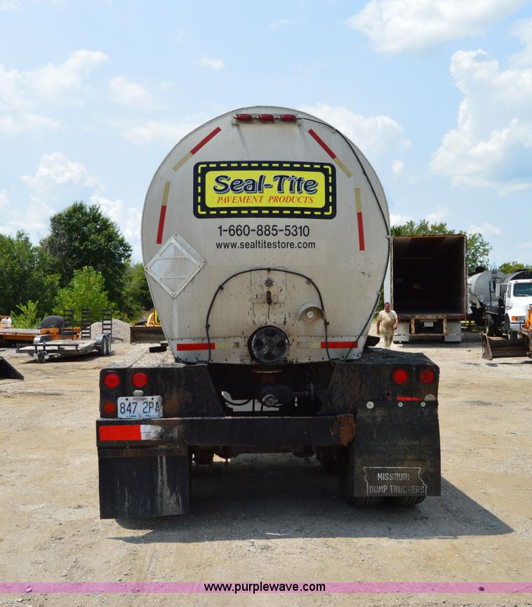 image for item H2836 1972 Fruehauf TEH-F2-R seal coat trailer