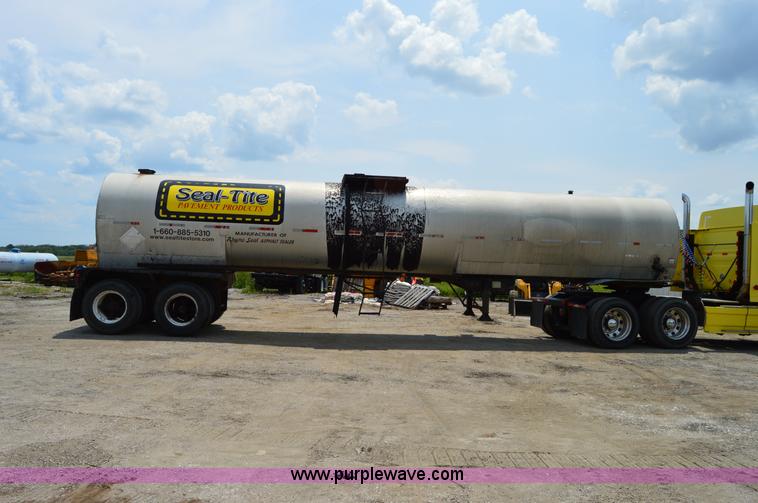 image for item H2836 1972 Fruehauf TEH-F2-R seal coat trailer