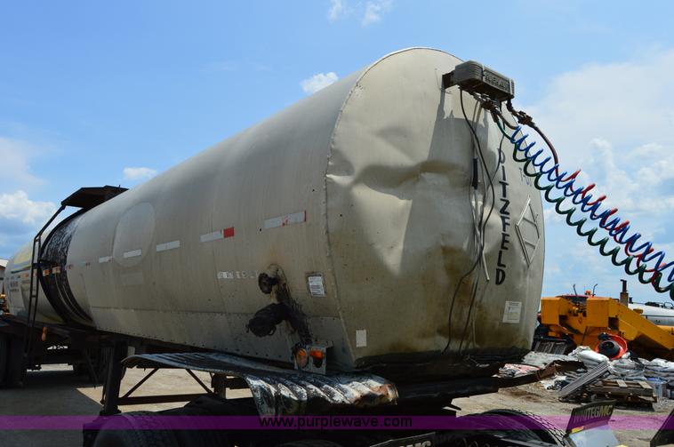 image for item H2836 1972 Fruehauf TEH-F2-R seal coat trailer