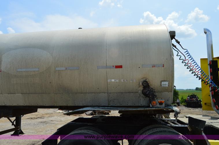 image for item H2836 1972 Fruehauf TEH-F2-R seal coat trailer