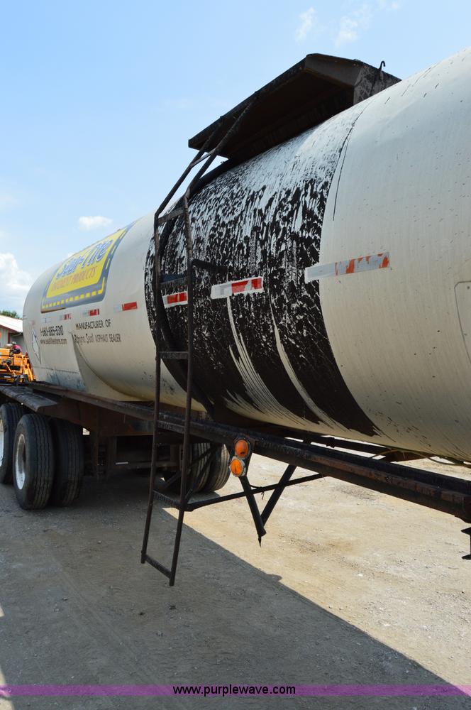 image for item H2836 1972 Fruehauf TEH-F2-R seal coat trailer