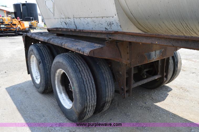 image for item H2836 1972 Fruehauf TEH-F2-R seal coat trailer
