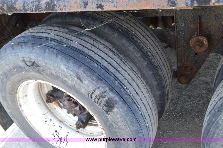 image for item H2836 1972 Fruehauf TEH-F2-R seal coat trailer