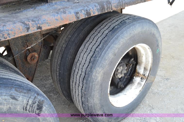 image for item H2836 1972 Fruehauf TEH-F2-R seal coat trailer