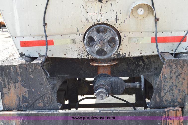 image for item H2836 1972 Fruehauf TEH-F2-R seal coat trailer