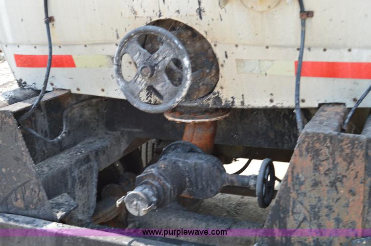 image for item H2836 1972 Fruehauf TEH-F2-R seal coat trailer